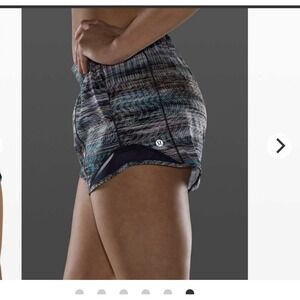 EUC Lululemon Hotty Hot Short *Long 4"‎ Digital Oasis Grey Multi / Navy size 6